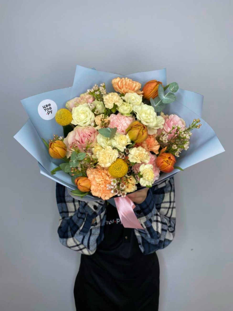 

Авторский букет из роз и диантусов с тюльпанами