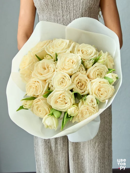15 белых роз с тюльпанами